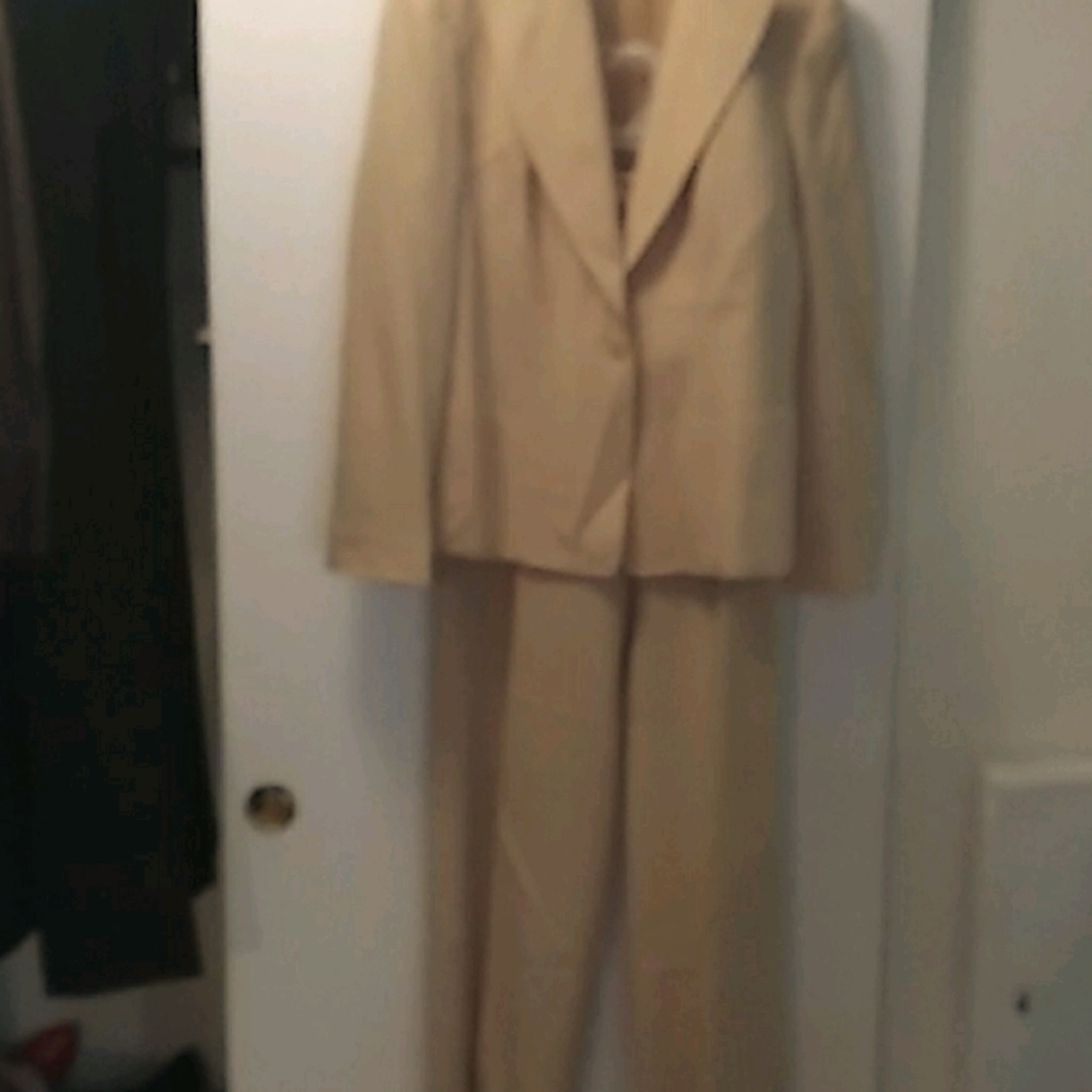 Skirt suit